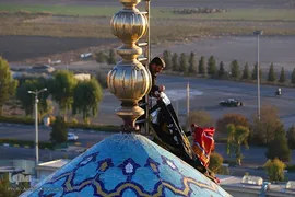 آیین تعویض پرچم گنبد آستان مسجد مقدس جمکران در آستانه ایام فاطمیه
