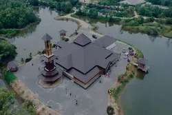 Masjid di Kelilingi Air di Malaysia; Contoh Indah Arsitektur Melayu di Jantung Alam