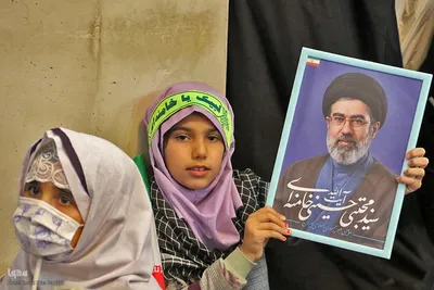 دانش آموزان شیرازی در سوگ همکلاسی های شهید