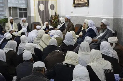 قصور علما در عمل به شریعت، سبب کم‌توجهی دیگران به دین می‌شود