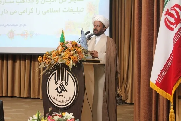 مبلغان حقایق دین اسلام را برای جامعه بازگو کنند