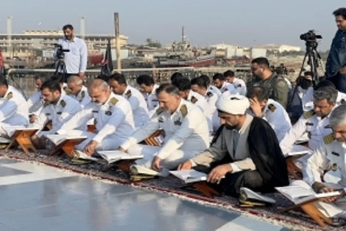 Kikao cha kusoma Qur'ani  katika sitaha ya meli ya kivita ya Jeshi la Iran