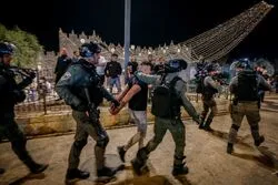 Affrontement entre les forces israéliennes et les fidèles palestiniens à al-Qods la 2e nuit du Ramadan