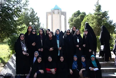 بازدید شرکت کنندگان مسابقات قرآن دانش آموزی از آرامگاه بابا طاهر