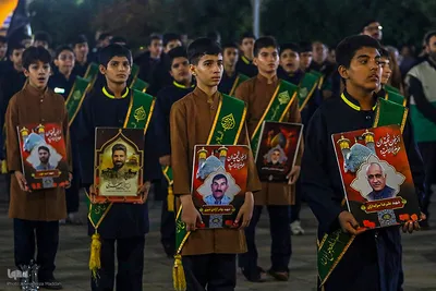 آیین لاله‌گردانی خدام حرم شاهچراغ(ع) در رثای شهادت امام رضا(ع)