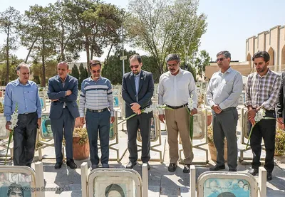 غبار روبی مزار شهدا‎ با حضور اعضای جهاد دانشگاهی اصفهان