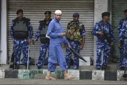 কড়া সেনা পাহারায় জুম্মার নামাজ আদায় করলেন কাশ্মীরি মুসল্লিরা