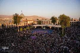حضور رئیس جمهور در شاهچراغ و دیدار با خانواده شهدا