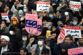 راهپیمایی نمازگزاران تهرانی در محکومیت اهانت نشریه فرانسوی به ساحت شریف مرجعیت