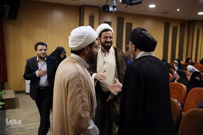رونمایی از کتاب شعر منا منهای بسیاران