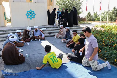 غبار روبی گلزارشهداء همزمان باآغاز هفته دفاع مقدس در ملایر‎
