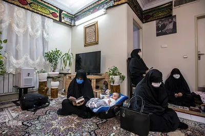 دوستان حسینی امسال همدیگر را رها نکردند و با تبدیل خانه‌ها به حسینیه‌های عزاداری، به سوگواری پرداختند.
