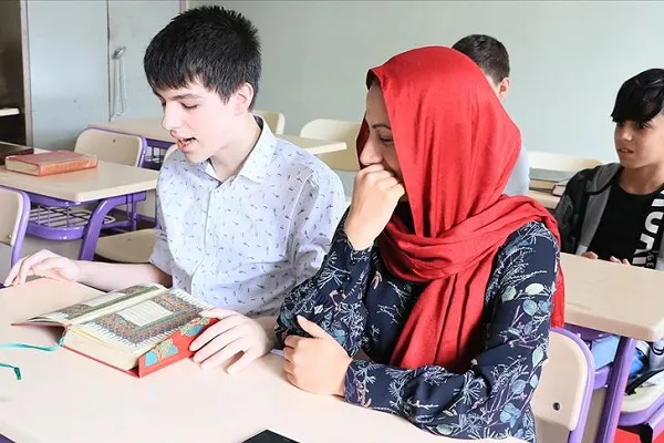 Kur'an'ı ezbere okuyan otizmli genç hafız oldu