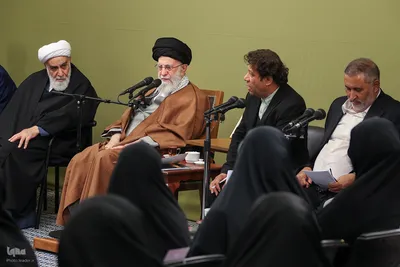 دیدار جمعی از شاعران و اهالی فرهنگ و ادب فارسی با ر هبر معظم انقلاب