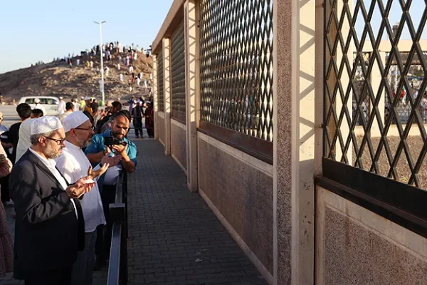 Erbaş, Medine’de Türk Hac İşleri Ofisi’ni ziyaret etti
