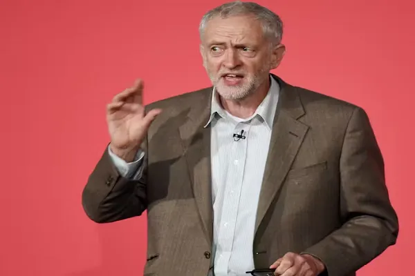 Jeremy Corbyn assediado por apoiadores israelenses em Londres
