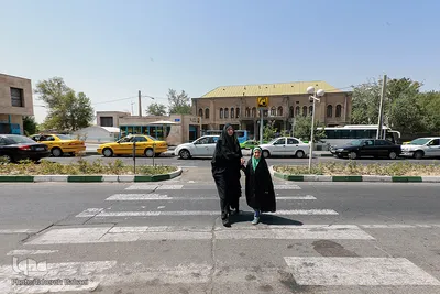 ضحی و مادرش در حال بازگشت به خانه 