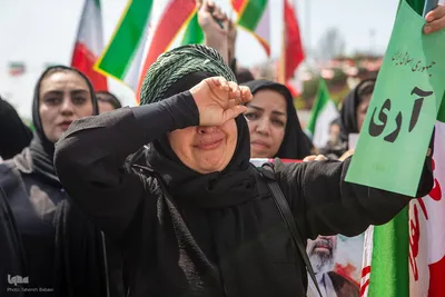 اجتماع عظیم مردمی و اهتزاز بزرگترین پرچم ایران در روز جمهوری اسلامی