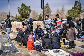 زیارت اهل قبور در آخرین پنجشنبه سال 