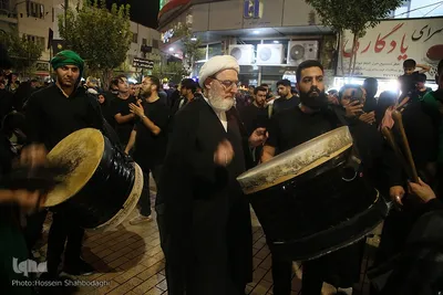 آیین مشعل‌گردانی نجفی‌های مقیم قم در شب تاسوعای حسینی