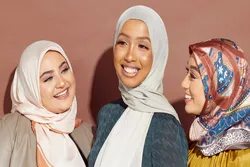Ma'aikaciyar jinya da zanen hijabi ga ma'aikatan kiwon lafiya na Amurka