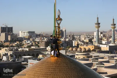 Flagge auf Kuppel des Heiligtums von Imam Rida (a.s) durch eine neue ersetzt