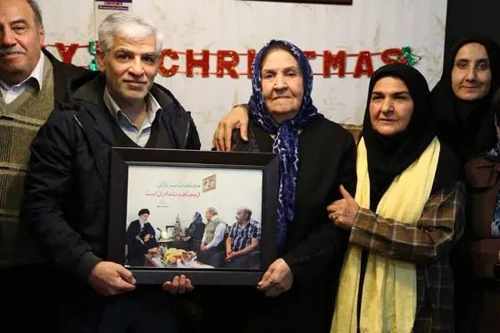 دیدار هنرمندان بسیجی با خانواده شهید «روبرت لازار»