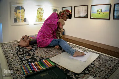 فاطمه حمامی، از معلولان هنرمندی است که نمایشگاهی از آثار هنری خود را برپا کرده است. از آثار هنری حمامی می‌توان به نقاشی از چهره‌های علی دایی، مسی، علی کریمی و مهران مدیری و... اشاره کرد.