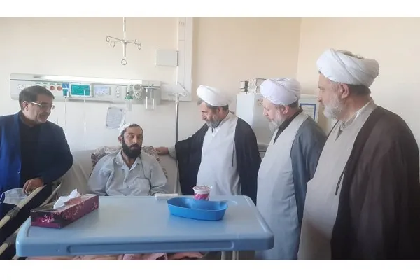 عیادت مسئول دبیرخانه شورای عالی حوزه‌ از طلبه مجروح حادثه اخیر