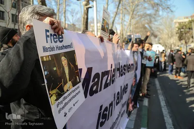 تجمع مردمی، فعالان فرهنگی، اصحاب رسانه و دانشجویان برای آزادی مرضیه هاشمی مقابل دفتر سازمان ملل متحد در تهران