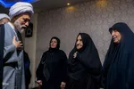 حضور آیت‌الله دژکام در منزل شهید معصومه کرباسی‎
