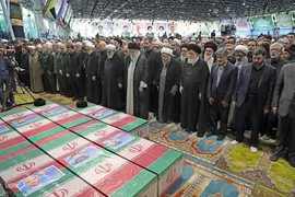 اقامه نماز بر پیکر رئیس جمهور شهید و همراهان ایشان