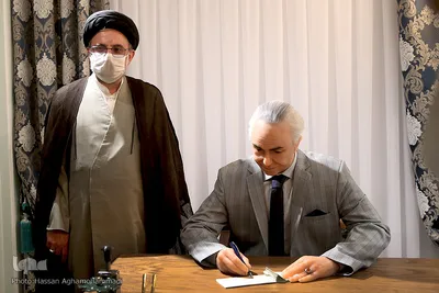  حجت الاسلام والمسلمین سیدمهدی خاموشی، رییس سازمان اوقاف و امور خیریه در کنار تندیس شادروان حسینعلی البرز، واقف بنیاد علمی و فرهنگی البرز