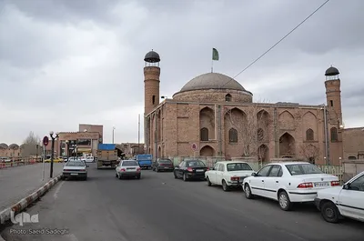 شکل گنبد و مناره‌های مسجد شاه طهماسب با سایر مساجد آن دوره متفاوت است.
