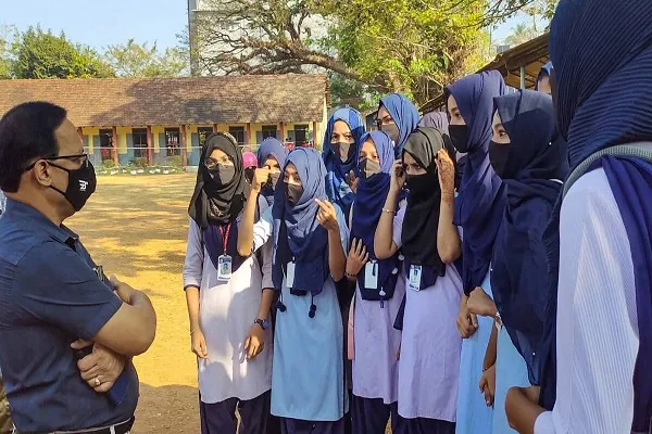 India: Crecen las protestas contra la prohibición del hiyab en algunas instituciones educativas