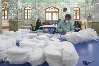 تولید ماسک توسط گروه جهادی و خادمین در امامزاده حسن(ع)