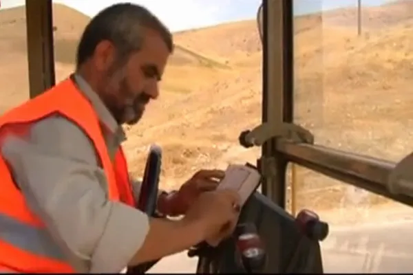 حفظ قرآن سختی کار را برایم آسان کرد