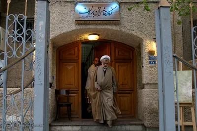  بازدیدحجت الاسلام حشمتی از نمایشگاه خوشنویسی آیات قرآنی مهناز قربانپور