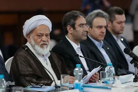 از چپ حجت‌الاسلام والمسلمین غلامرضا مصباحی‌مقدم، رئیس کمیته فقهی سازمان بورس و اوراق بهادار، شاپور محمدی، رئیس سازمان بورس و اوراق بهادار