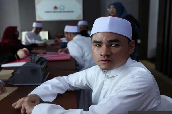 Tragedy Illuminates a Path: After a Devastating Accident, a New Teacher of the Braille Quran Emerges