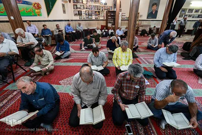 قرائت یک صفحه قرآن هر روز بعد از اقامه نماز ظهر و عصر توسط کسبه انجام می گیرد