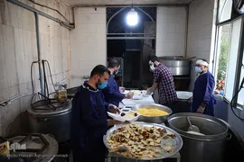 توزیع ۲۰۰۰پرس غذای گرم میان خانواده های محروم و حاشیه نشین تهران و ورامین توسط موسسه خیریه شهدای مدافع حرم استان تهران
