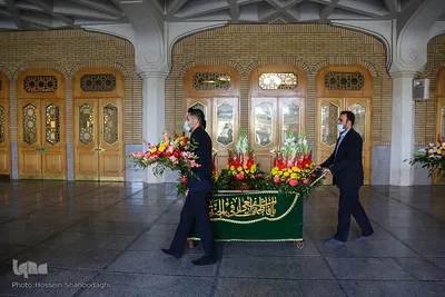 Heiliger Schrein von Fatima Masuma (s.a.) mit Blumen geschmückt