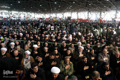 مراسم اقامه نماز بر پیکر مطهر سپهبد شهید حاج قاسم سلیمانی و همرزمان شهیدش با حضور رهبر معظم انقلاب