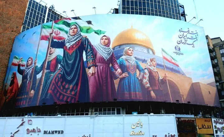 Tahran'daki Valiasr (ac) Meydanı'nın yeni duvar resmi tanıtıldı