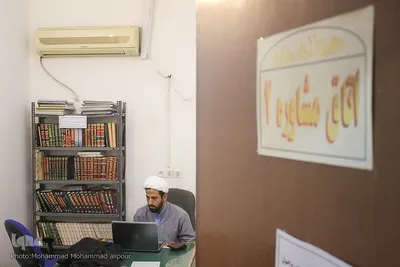 دارالتحقیق ۱۰ اتاق تحقیق و مشاوره در درون مخزن دارد؛ برای راهنمایی افرادی که در فهم منابع دسته اول دچار اشکال می‌شوند، مشاوران و راهنمایانی در اتاق‌های مشاوره حضور دارند که افراد را در فهم بهتر موضوعات و مباحث کمک می‌کنند.
