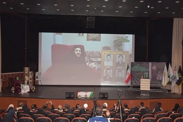کتاب «به بهاء خریدند» با روایتگری مادر 4 شهید در اراک رونمایی شد