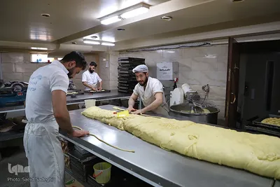 پخت نان و شیرینی مخصوص افطار در تبریز‎‎