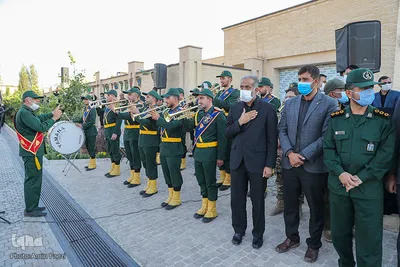 اهتزاز پرچم عزای اربعین در بین الحرمین شیراز