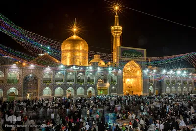 گل‌آرایی و چراغانی حرم رضوی در آستانه میلاد امام هشتم